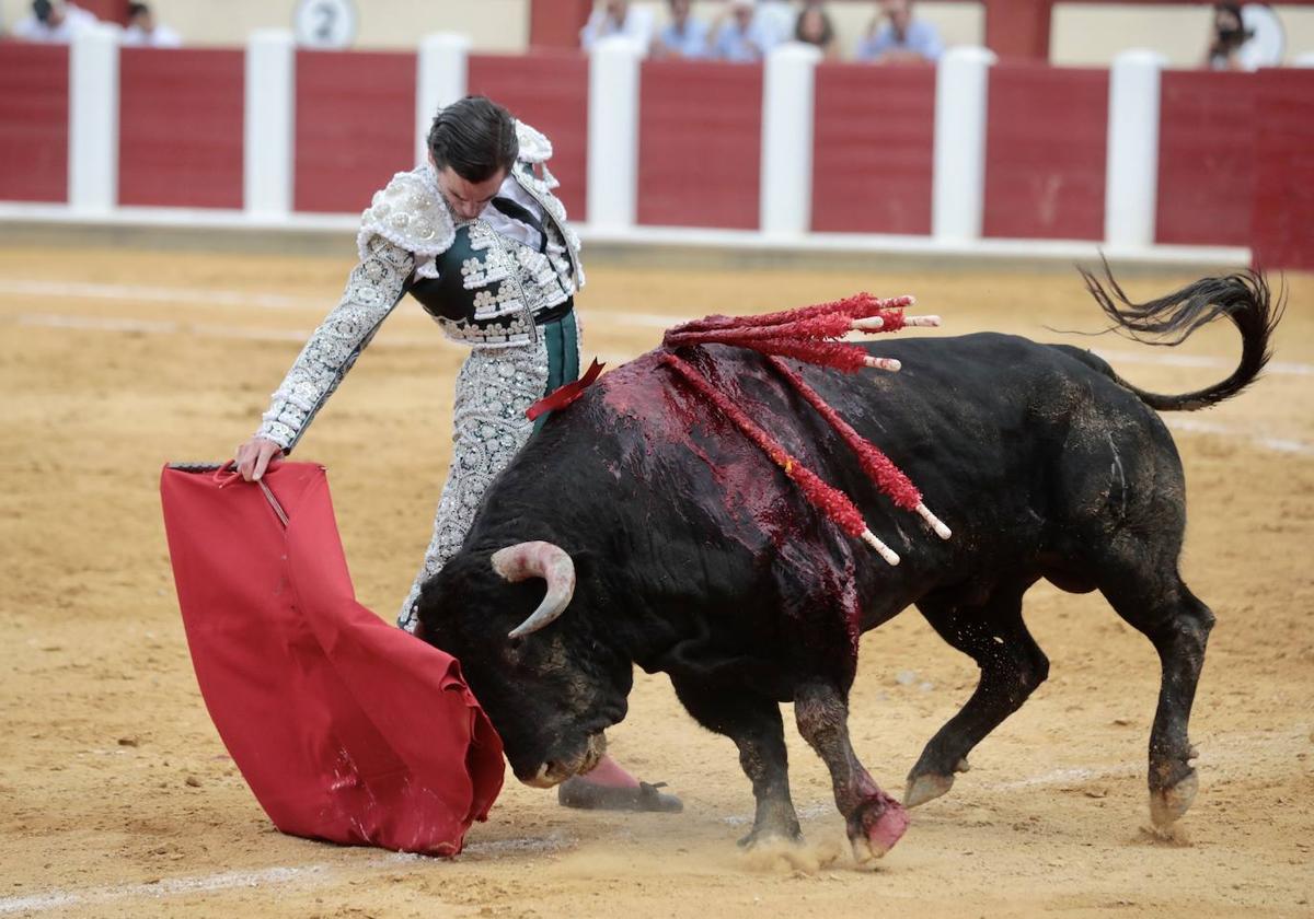 Juan Ortega pone la muleta en la cara al segundo de la tarde.
