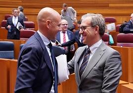 Mariano Veganzones conversa, en el hemiciclo de las Cortes, con Carlos Menéndez, portavoz parlamentario de Vox.