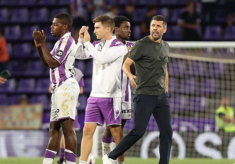 Pezzolano, rodeado de sus jugadores.