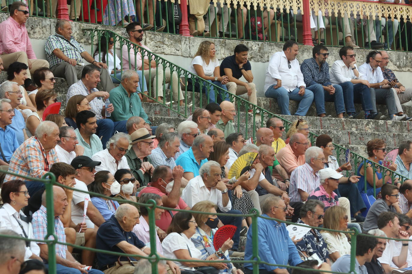 Búscate en los tendidos de la corrida de toros de este domingo (1 de 3)