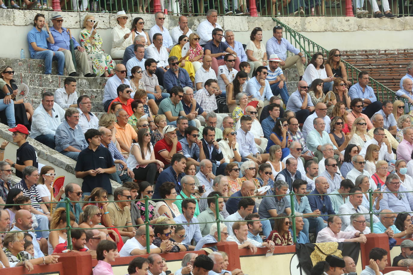 Búscate en los tendidos de la corrida de toros de este domingo (1 de 3)