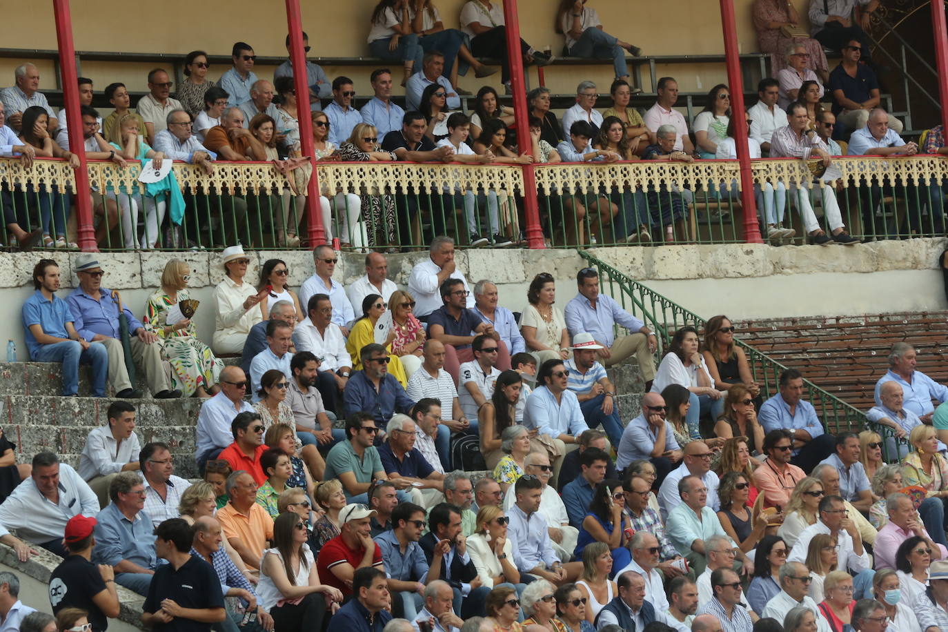 Búscate en los tendidos de la corrida de toros de este domingo (1 de 3)