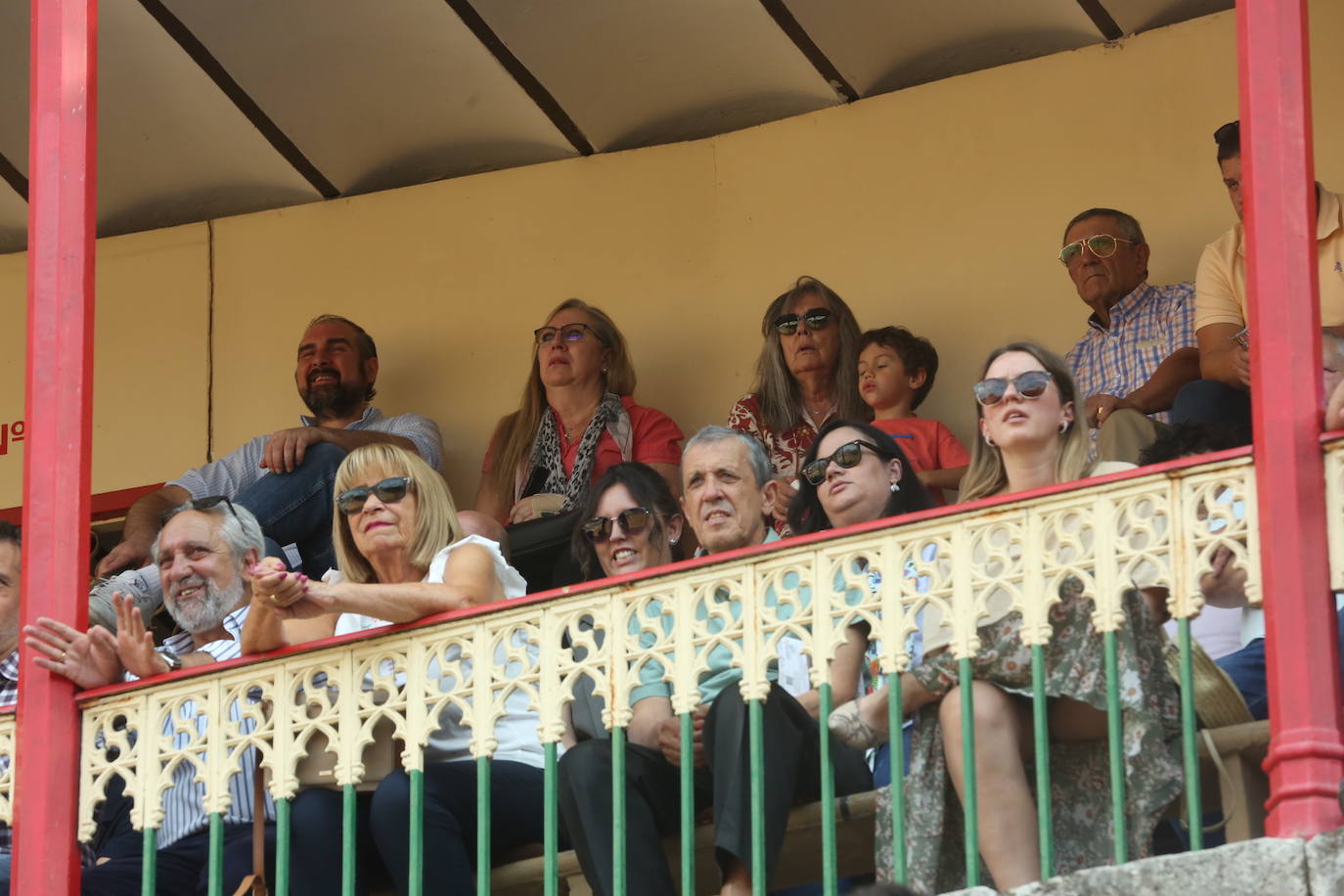 Búscate en los tendidos de la corrida de toros de este domingo (2 de 3)