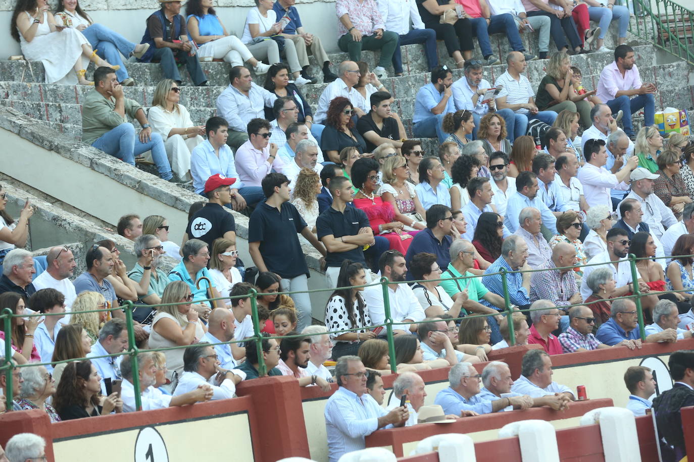 Búscate en los tendidos de la corrida de toros de este domingo (2 de 3)