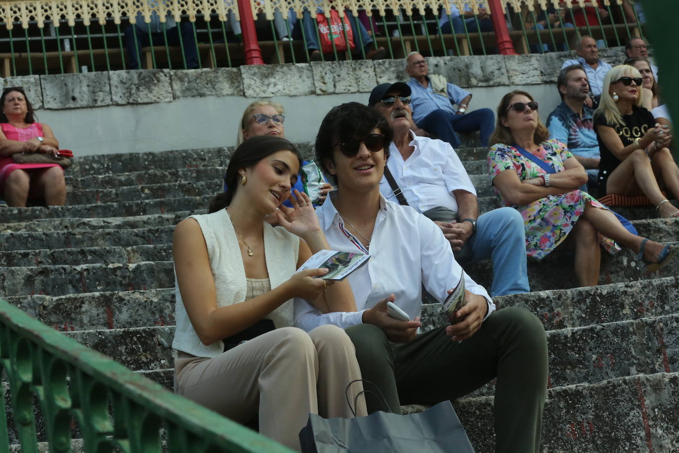 Búscate en los tendidos de la corrida de toros de este domingo (2 de 3)