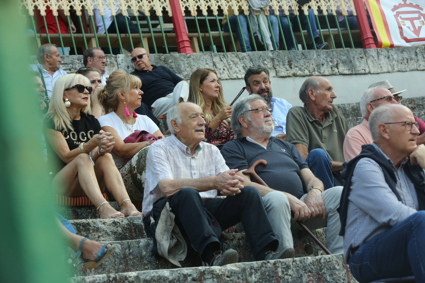 Búscate en los tendidos de la corrida de toros de este domingo (2 de 3)