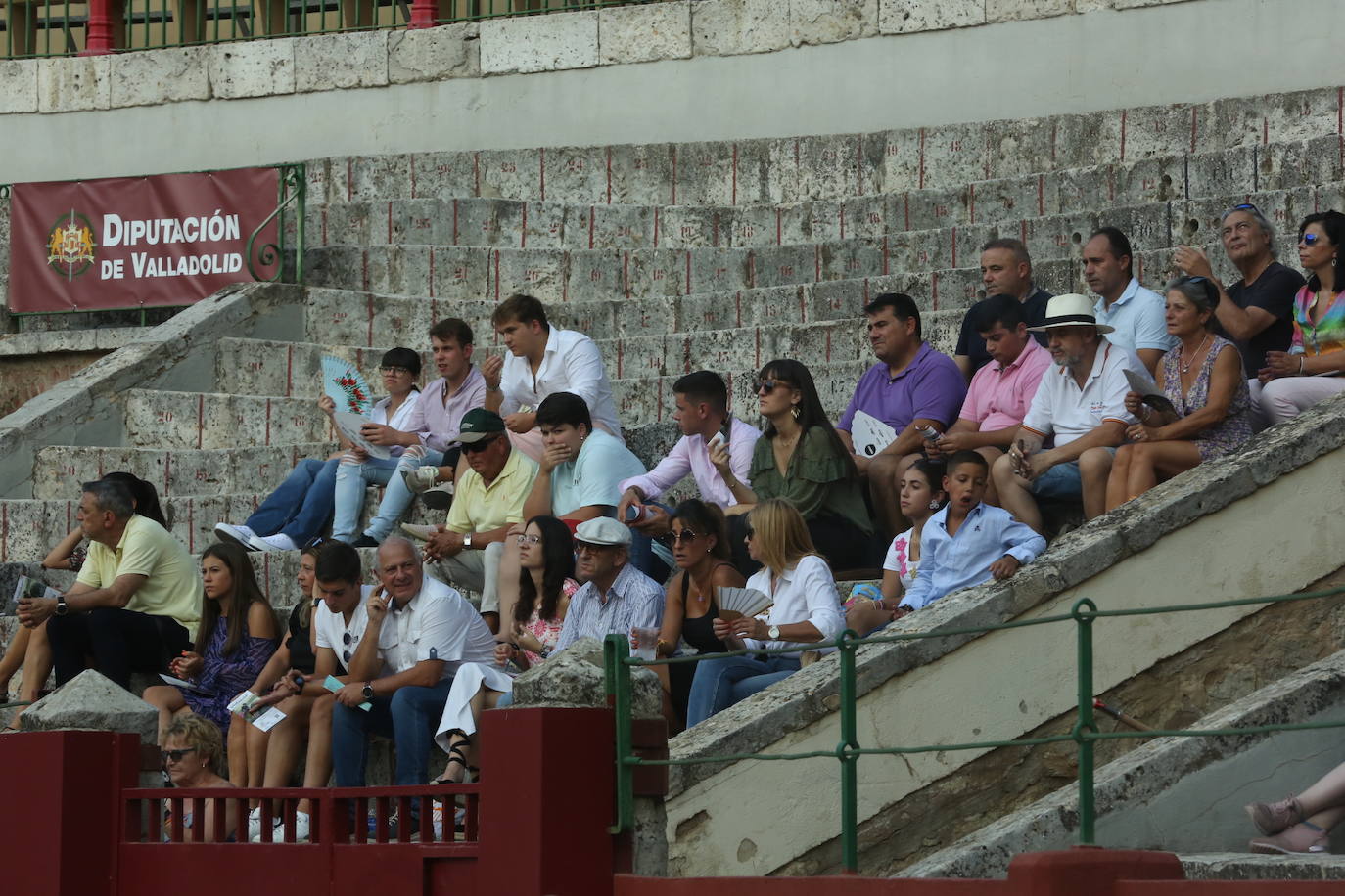 Búscate en los tendidos de la corrida de toros de este domingo (2 de 3)