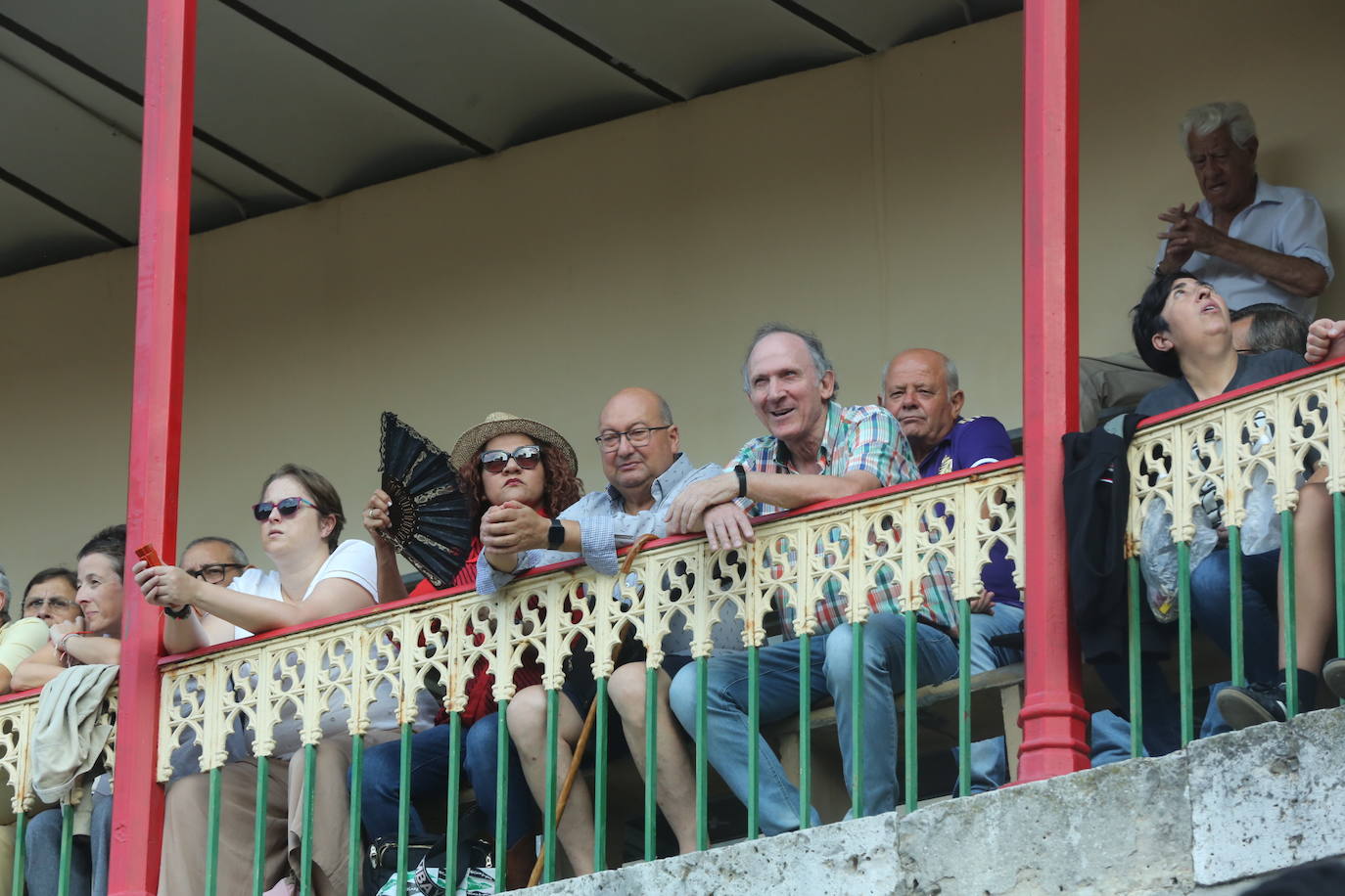 Búscate en los tendidos de la corrida de toros de este domingo (3 de 3)