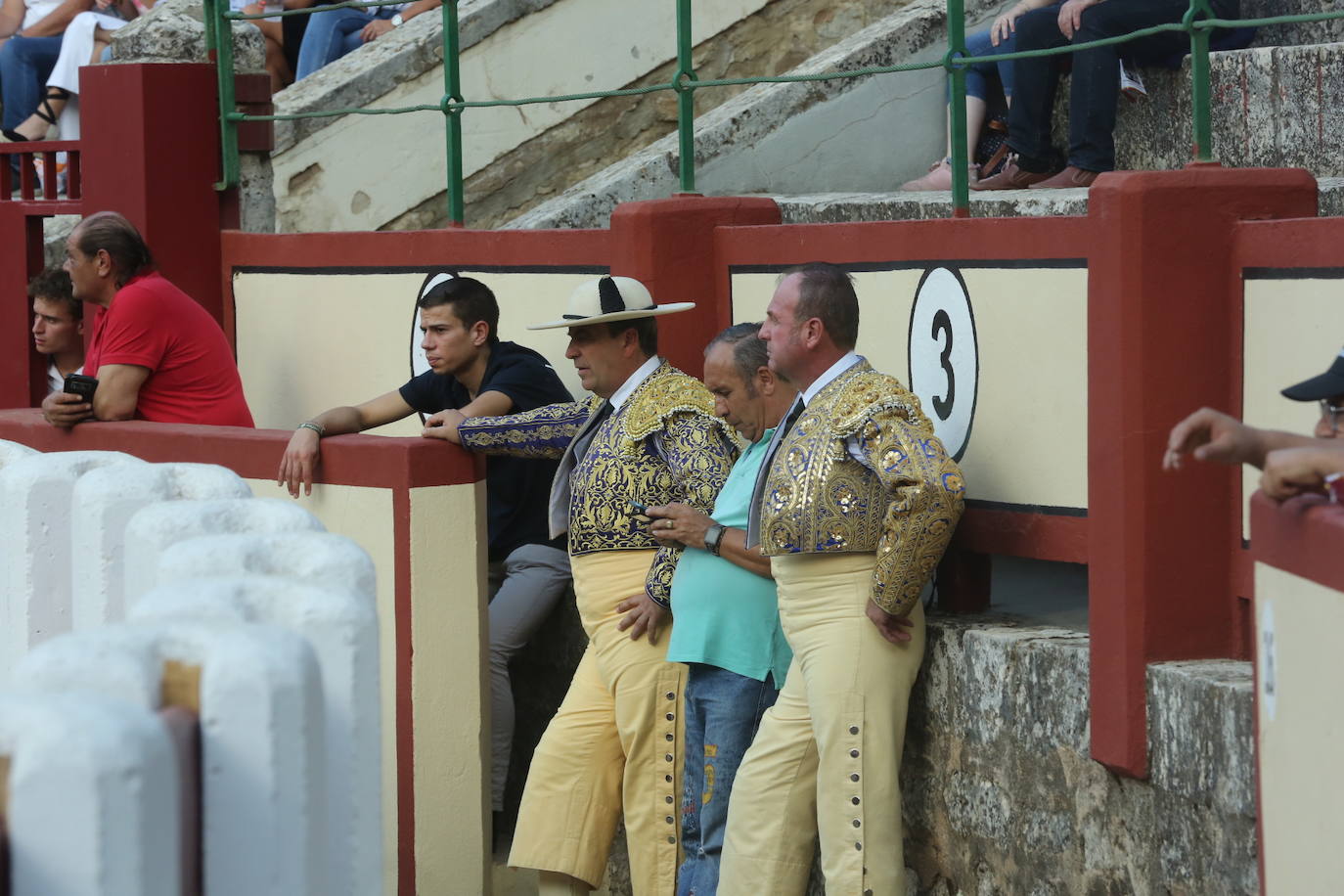 Búscate en los tendidos de la corrida de toros de este domingo (3 de 3)