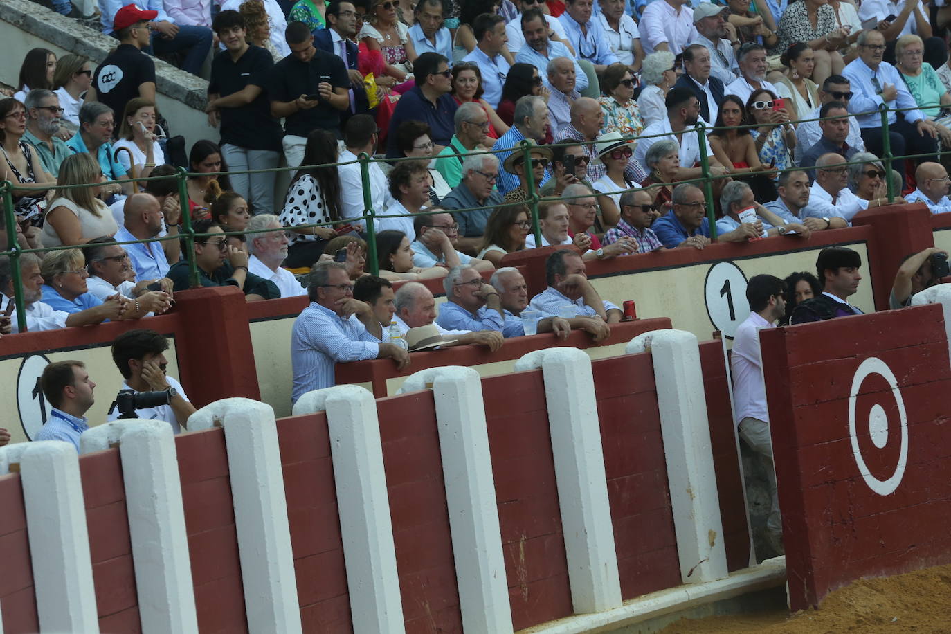 Búscate en los tendidos de la corrida de toros de este domingo (3 de 3)