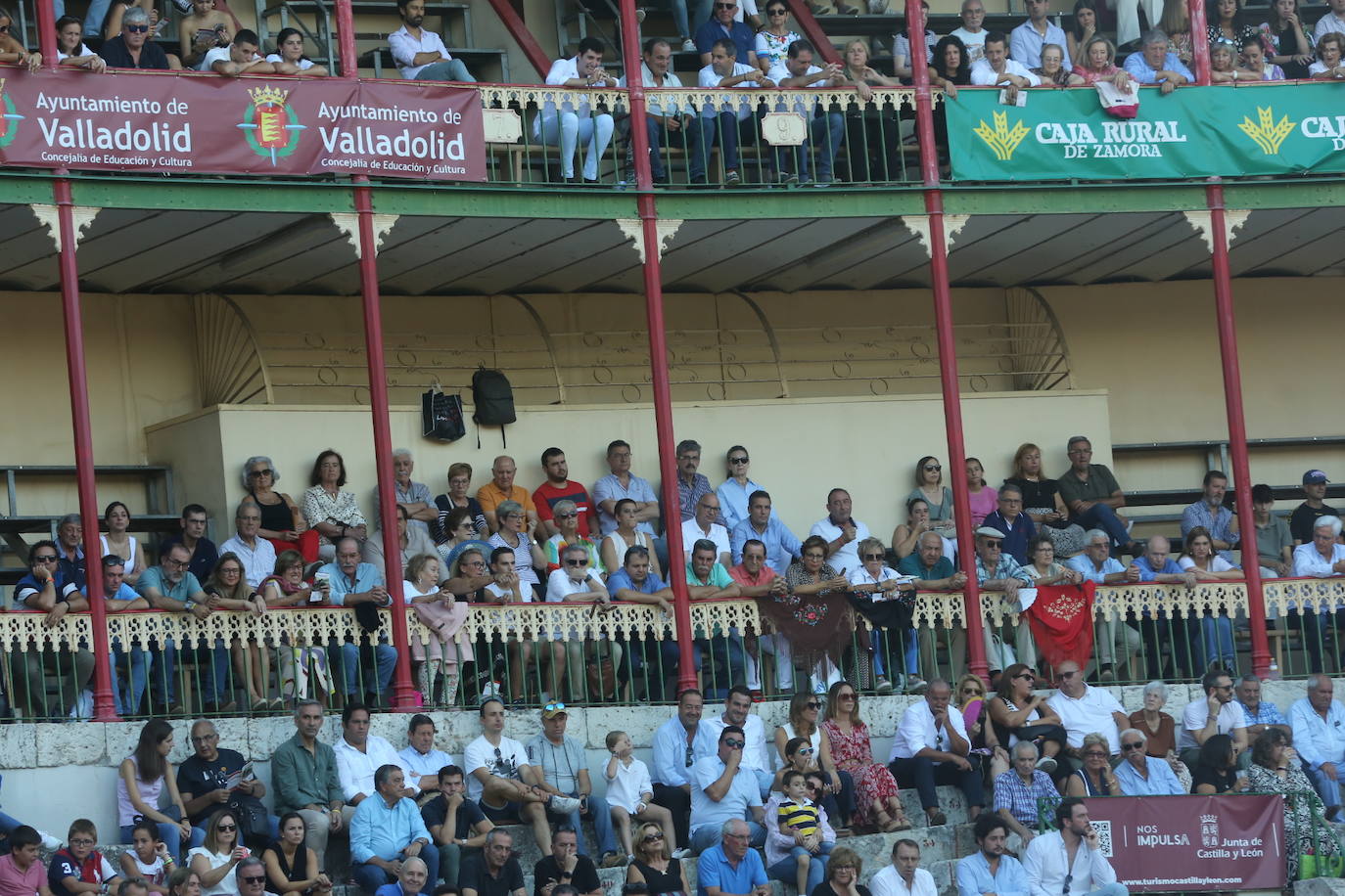 Búscate en los tendidos de la corrida de toros de este domingo (3 de 3)