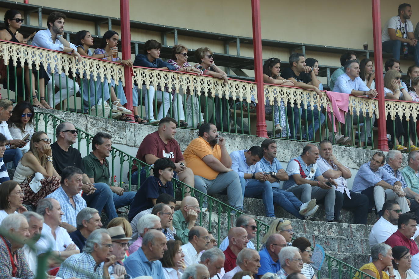 Búscate en los tendidos de la corrida de toros de este domingo (3 de 3)