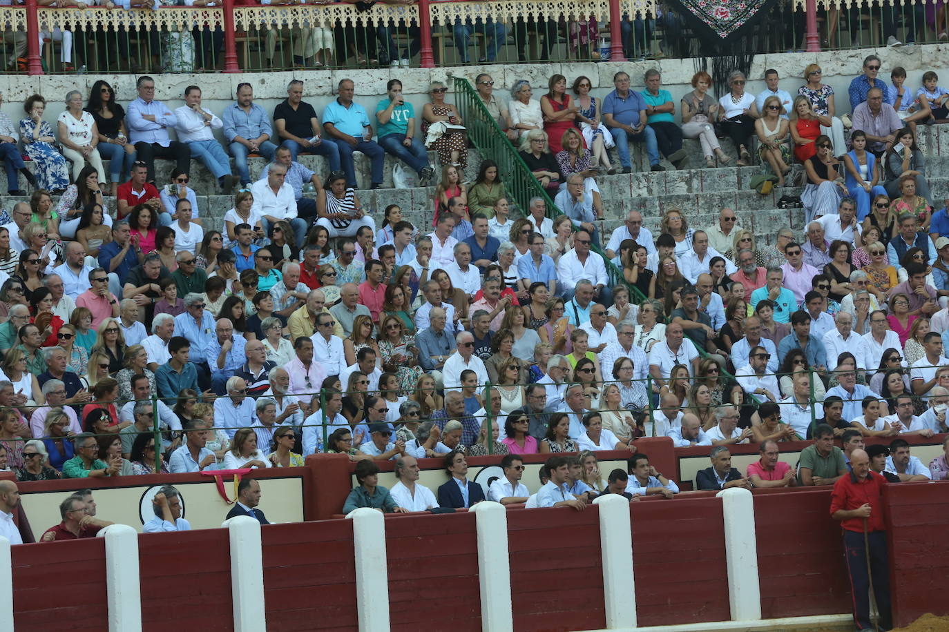 Búscate en los tendidos de la corrida de toros de este domingo (3 de 3)