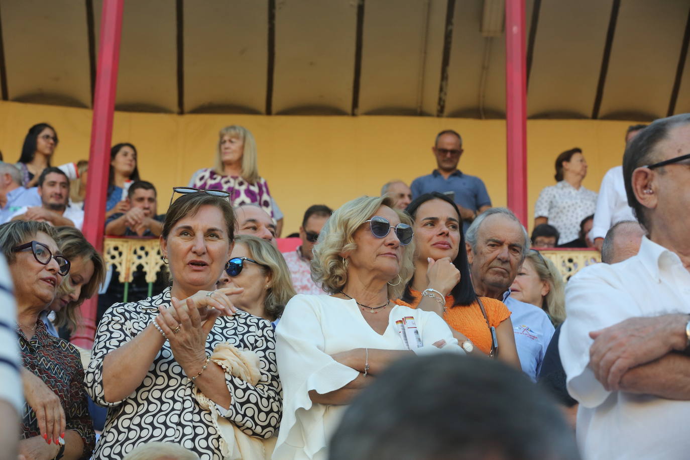 Búscate en los tendidos de la corrida de toros de este domingo (3 de 3)