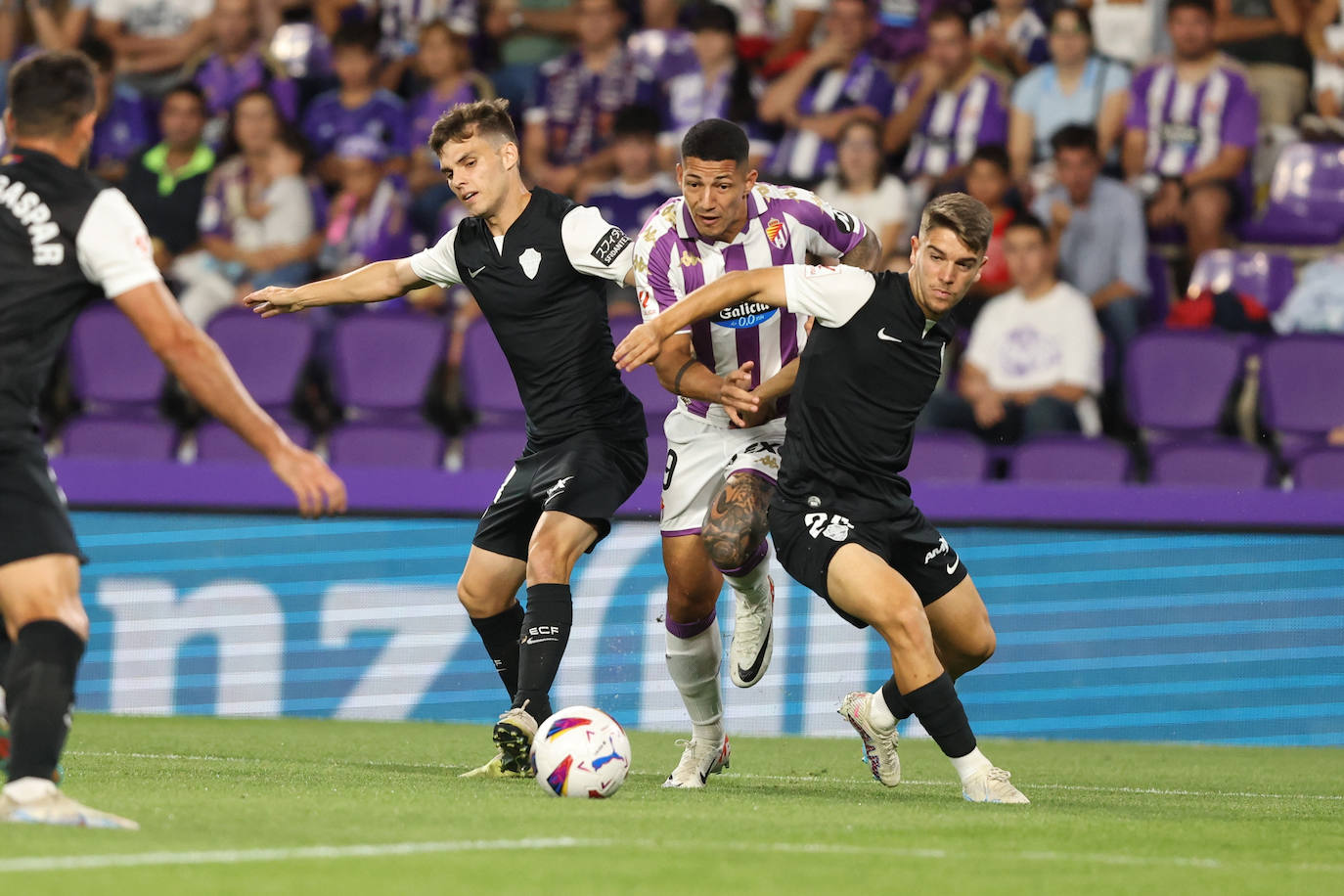 El partido entre el Real Valladolid y el Elche, en imágenes