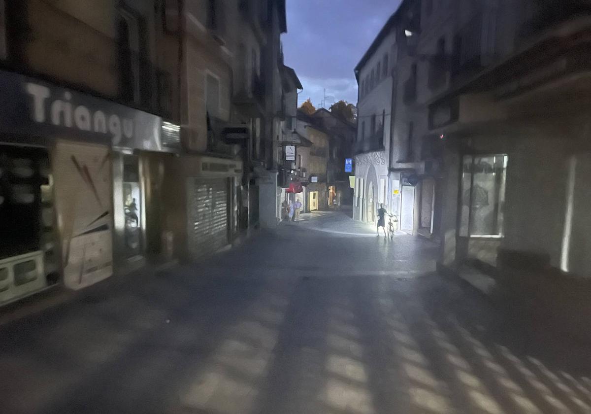 La calle San Francisco sin luz durante el apagón de este domingo.