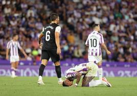 Marcos André se duele en el suelo tras un encontronazo.