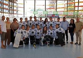 Las jugadoras del Munia Panteras posan con el título de la Supercopa.