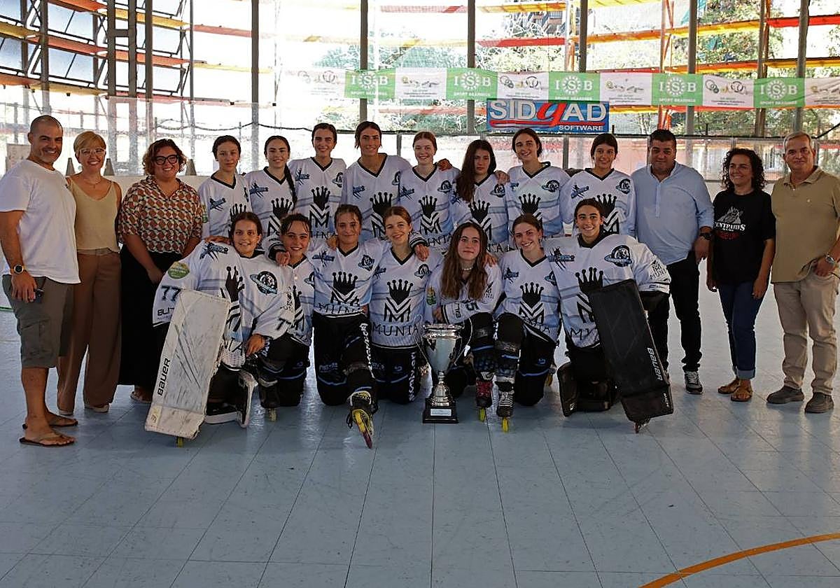 Las jugadoras del Munia Panteras posan con el título de la Supercopa.