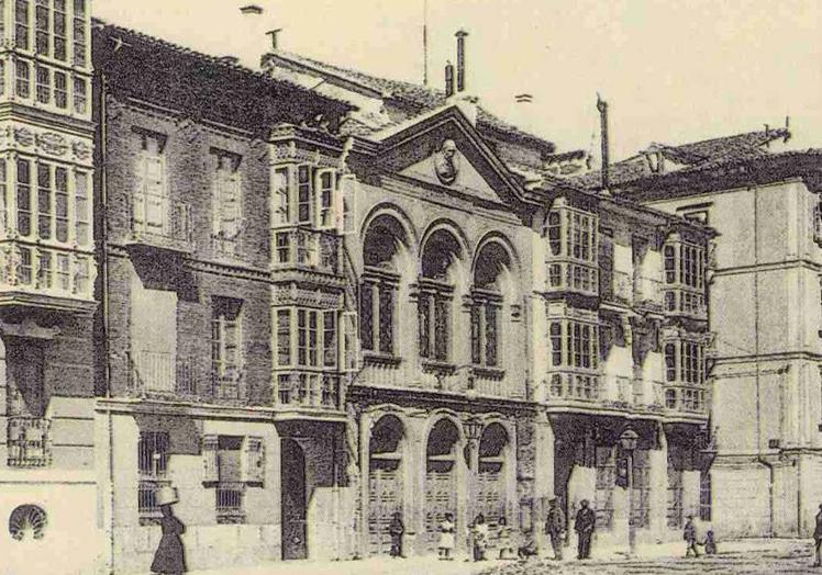 Imagen principal - Fachada del Teatro Lope de Vega antes de la restauración de 1920 (se puede ver el busto en relieve del autor que da nombre al coliseo y que se perdió tras aquella restauración). Debajo, dos detalles de la salatras la adquisición del Ayuntamiento en 2020.