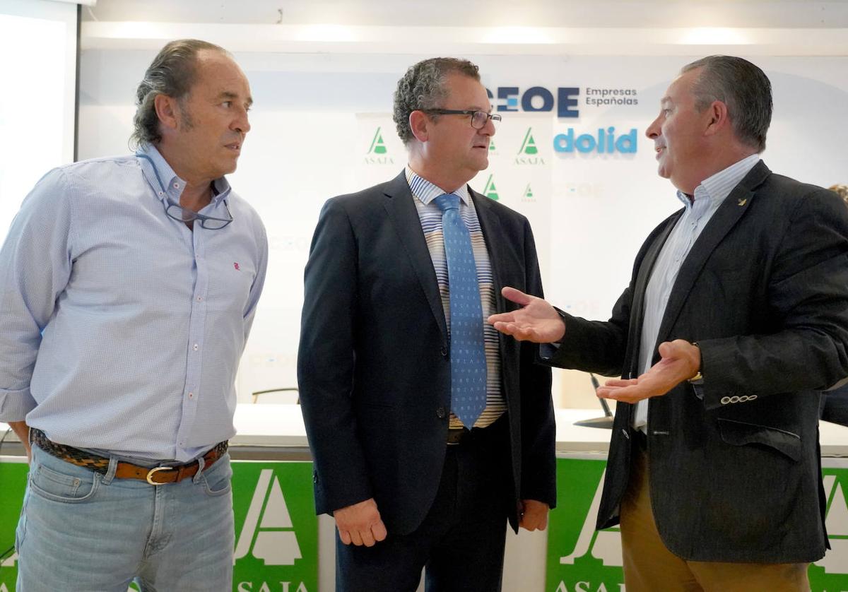 José Ramón Alonso, presidente de Asaja Valladolid; Gerardo Dueñas, consejero de Agricultura y Donaciano Dujo, presidente de Asaja Castilla y León.