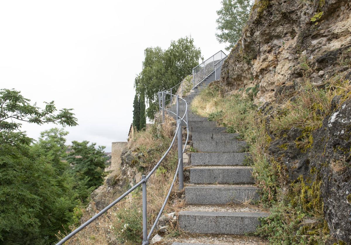 Tramo de escaleras de la Cueva de la Zorra.