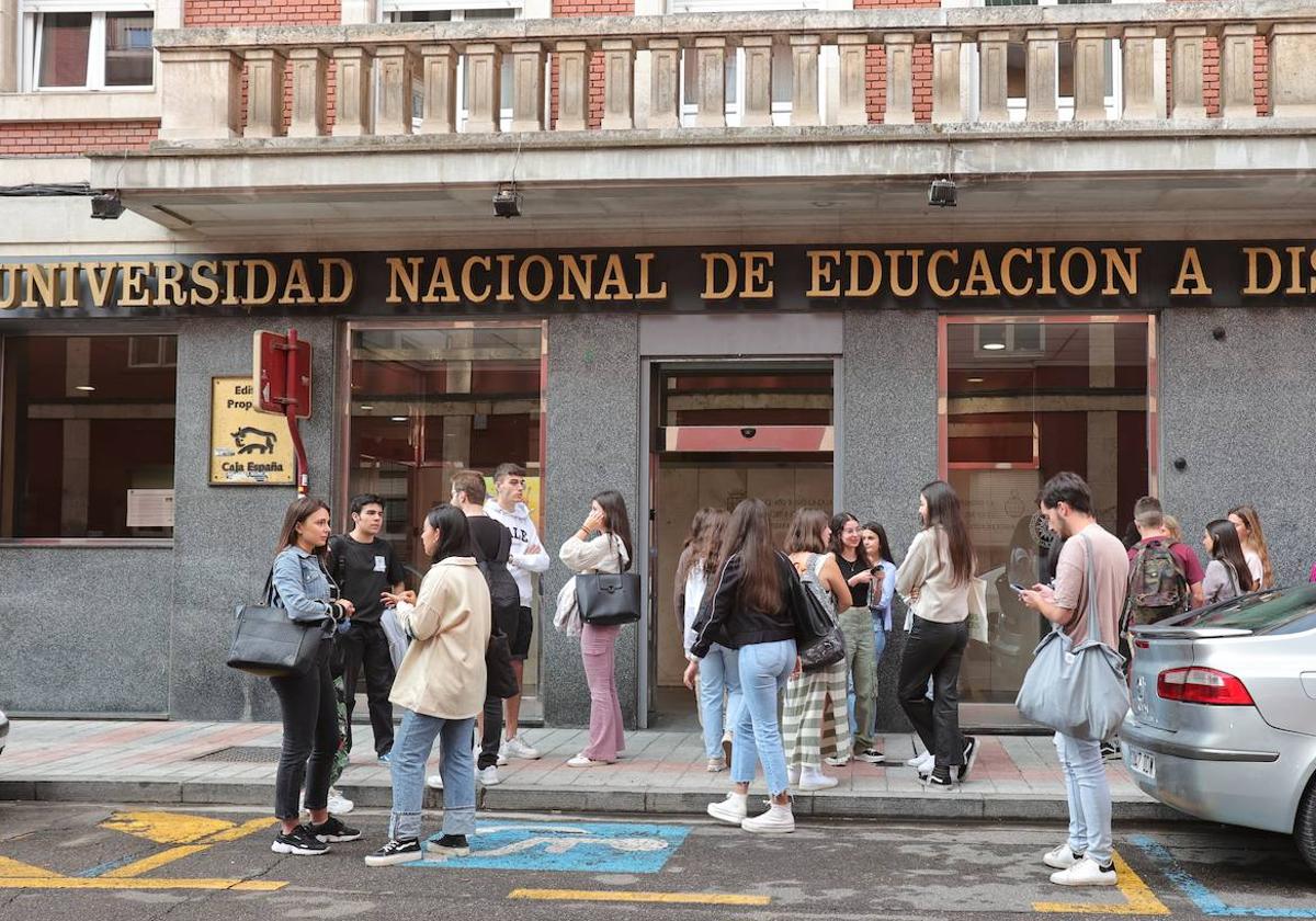 Estudiantes de primero de Enfermería, este lunes en el exterior del edificio de la UNED al que han sido trasladados.