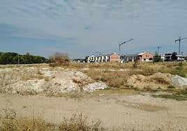 Escombros depositados en las parcelas del Paseo de la Julia.