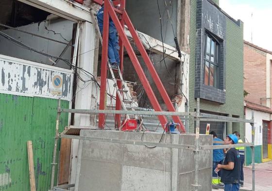 Los operarios rematan las labores de fijación en el número 32 de la calle Goya.