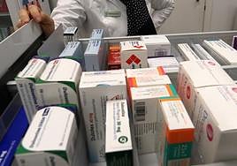 Un cajón lleno de medicamentos en una farmacia de Segovia.