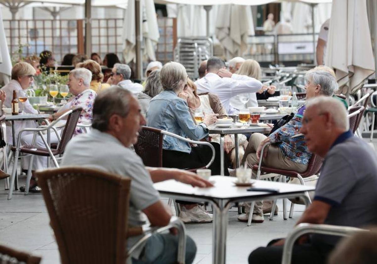 Varias personas en la terraza de un bar de la Plaza Mayor de Valladolid.