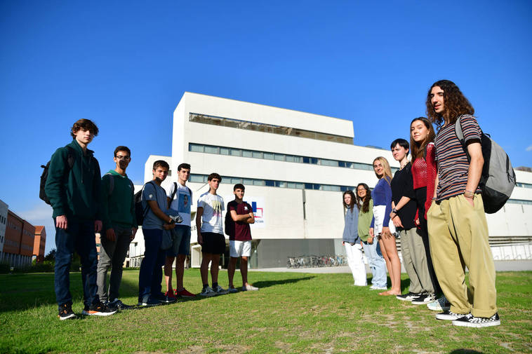 Rodrigo Escorial, Nicolás Uzquiza, Juan de Frutos, Javier Gómez, Daniel Gutiérrez, Guillermo Villarías, Sofía García, Laura García, Ana Rubio, Lucía Marazuela, Patricia Velasco y Ricardo Rosingana, alumnos de primer curso del doble grado de Matemáticas y Física