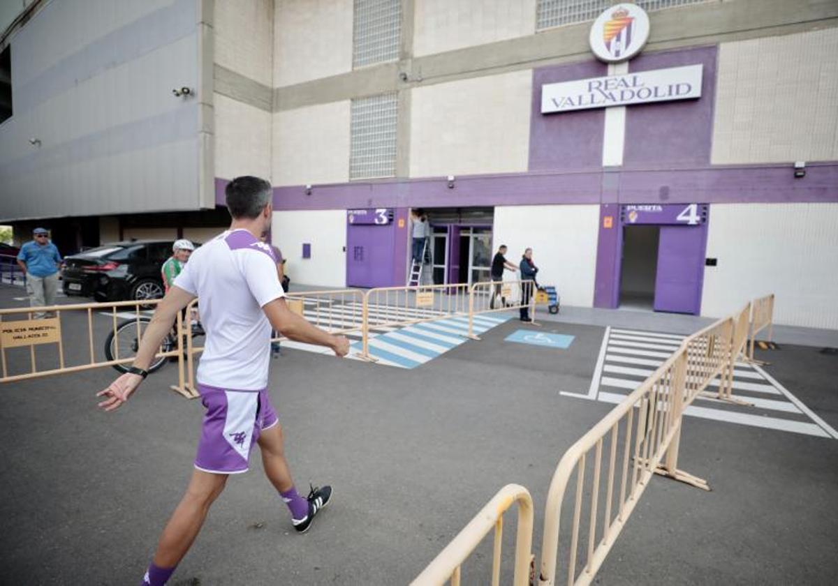 Paulo Pezzolano enfila el camino hacia los vestuarios tras finalizar el entrenamiento de este martes en los Campos Anexos