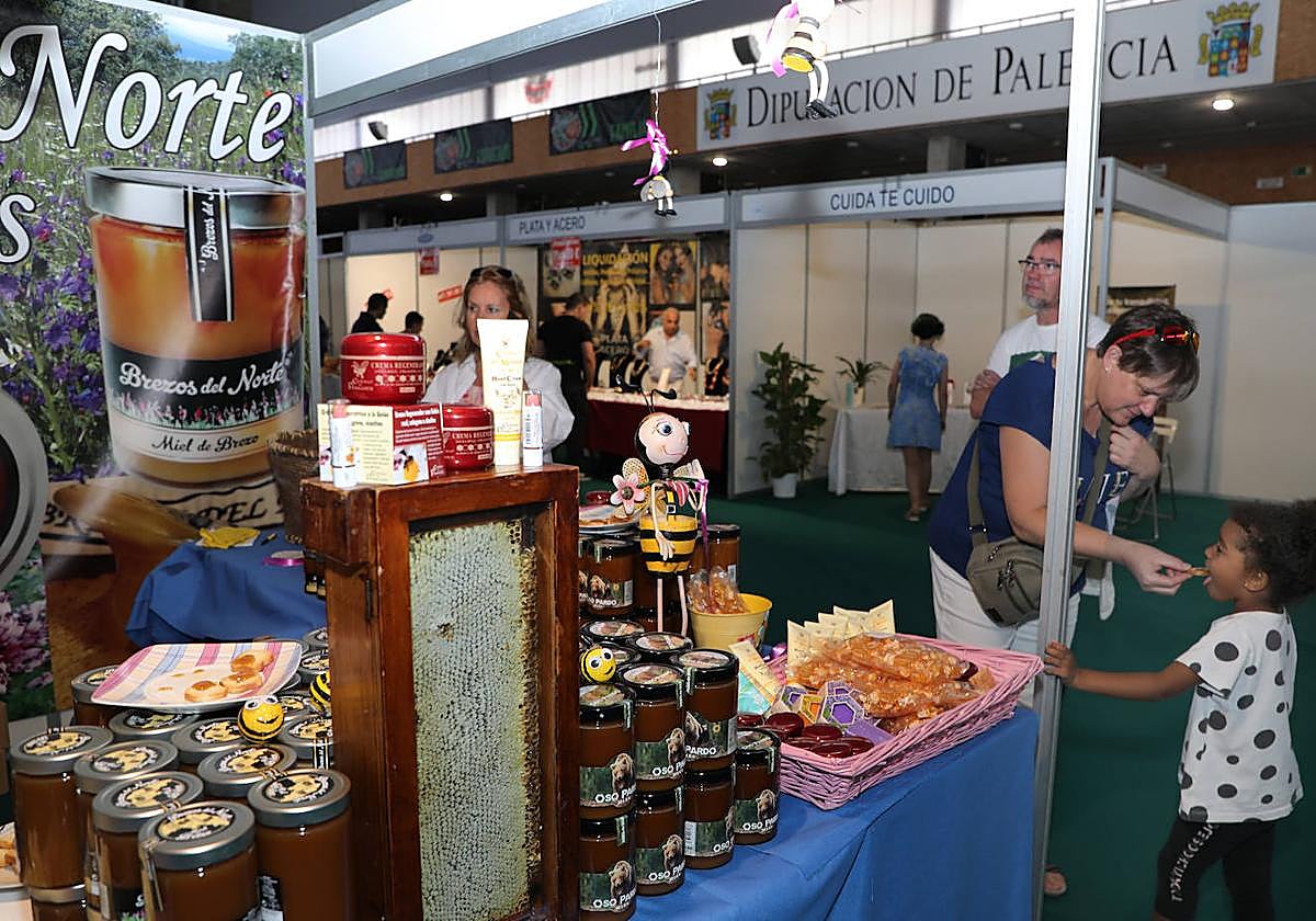 Expositores en la feria de Villamuriel del año pasado.