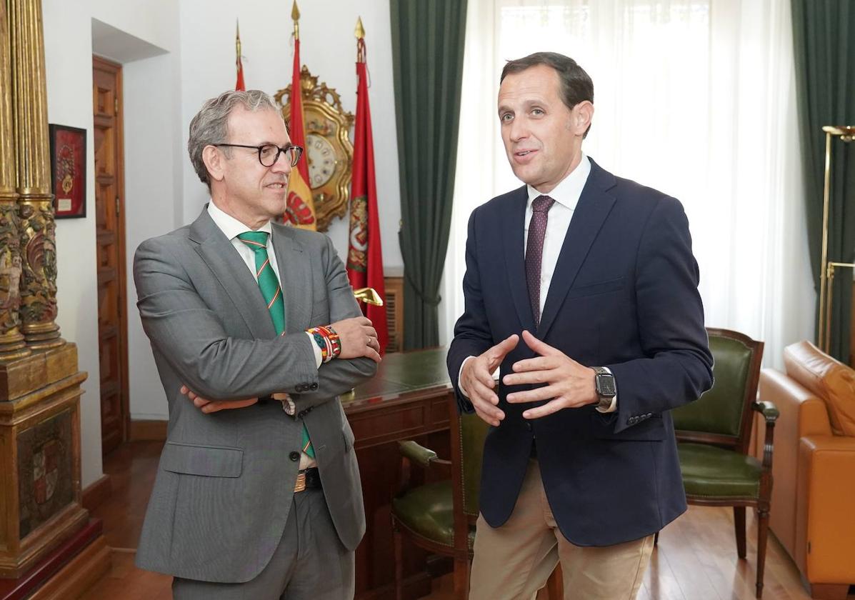 Mariano Veganzones (izquierda) y Conrado Íscar, este martes por la mañana.