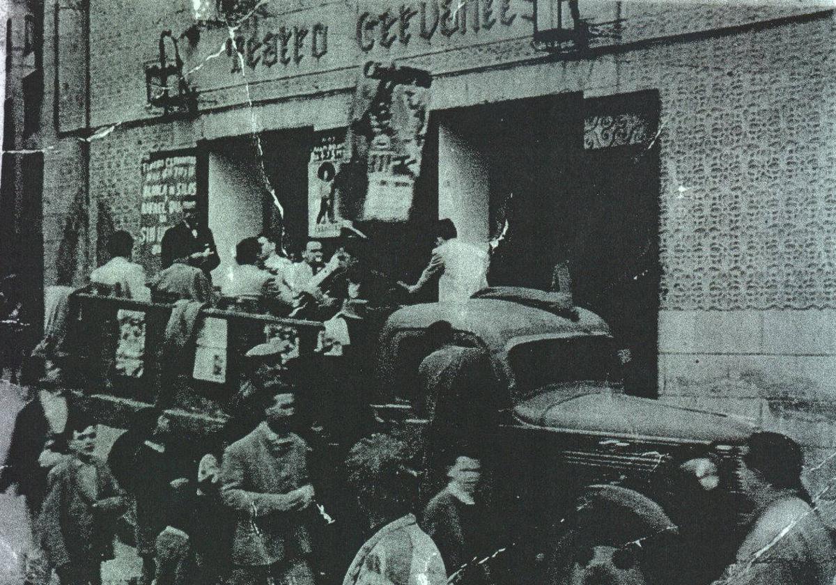 Una camioneta pasa por delante del Cervantes, en cuya fachada cuelgan los carteles ciematográficos. La foto es de los años cuarenta.