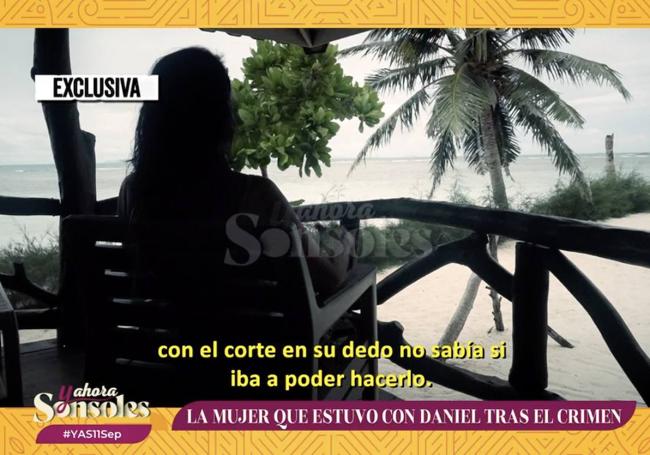 La mujer entrevistada, de espaldas mirando el mar.