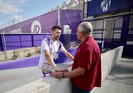 Pezzolano charla con un aficionado minutos antes de iniciar la sesión de este martes.