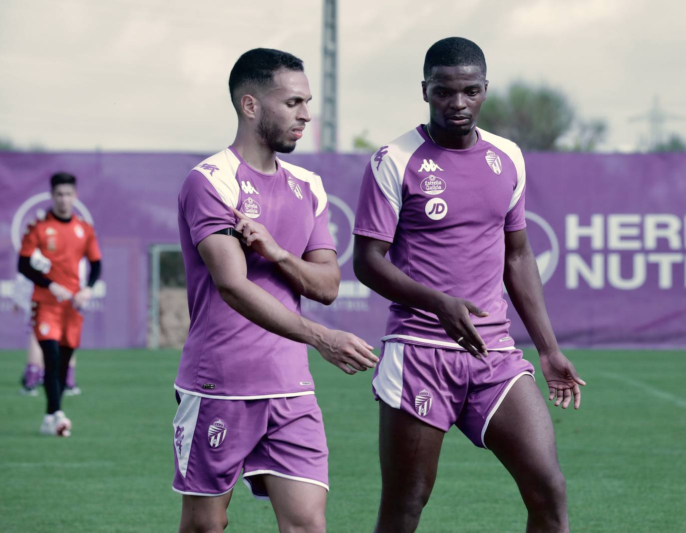 Los jugadores Anuar y Malsa durante el entrenamiento de esta mañana.