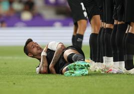 Sergio León se tira al suelo tras la barrera en una de las faltas del Real Valladolid-Elche.