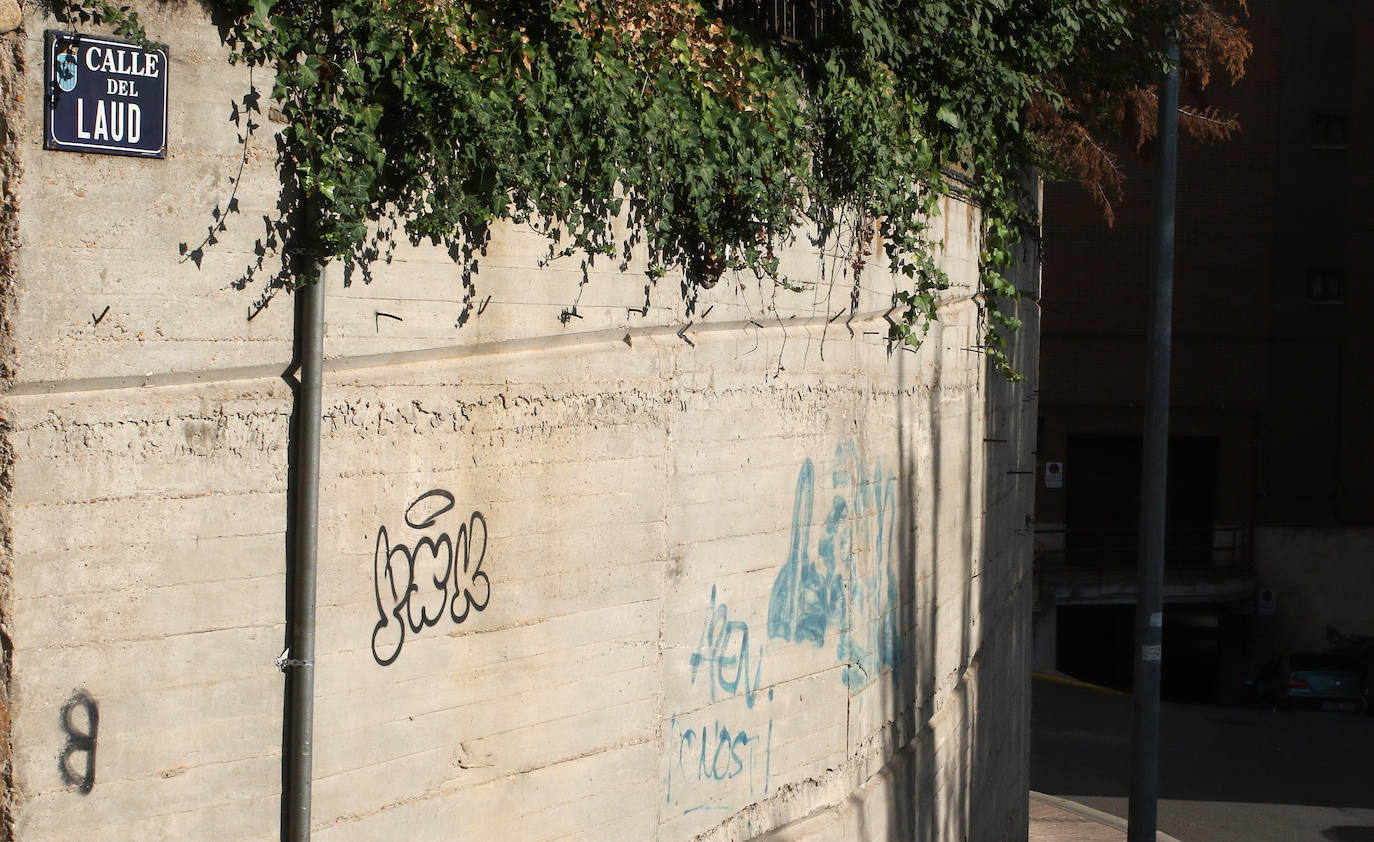 Pintdas en la calle Laúd, en San Lorenzo.