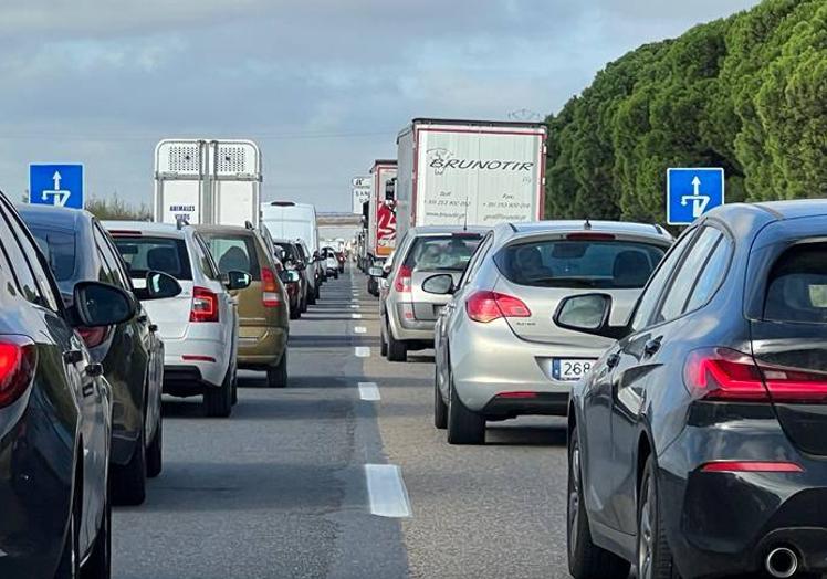 Imagen principal - Retenciones en la A-62 desde San Miguel del Pino y paneles de la DGT informando del corte del centro de Tordesillas.