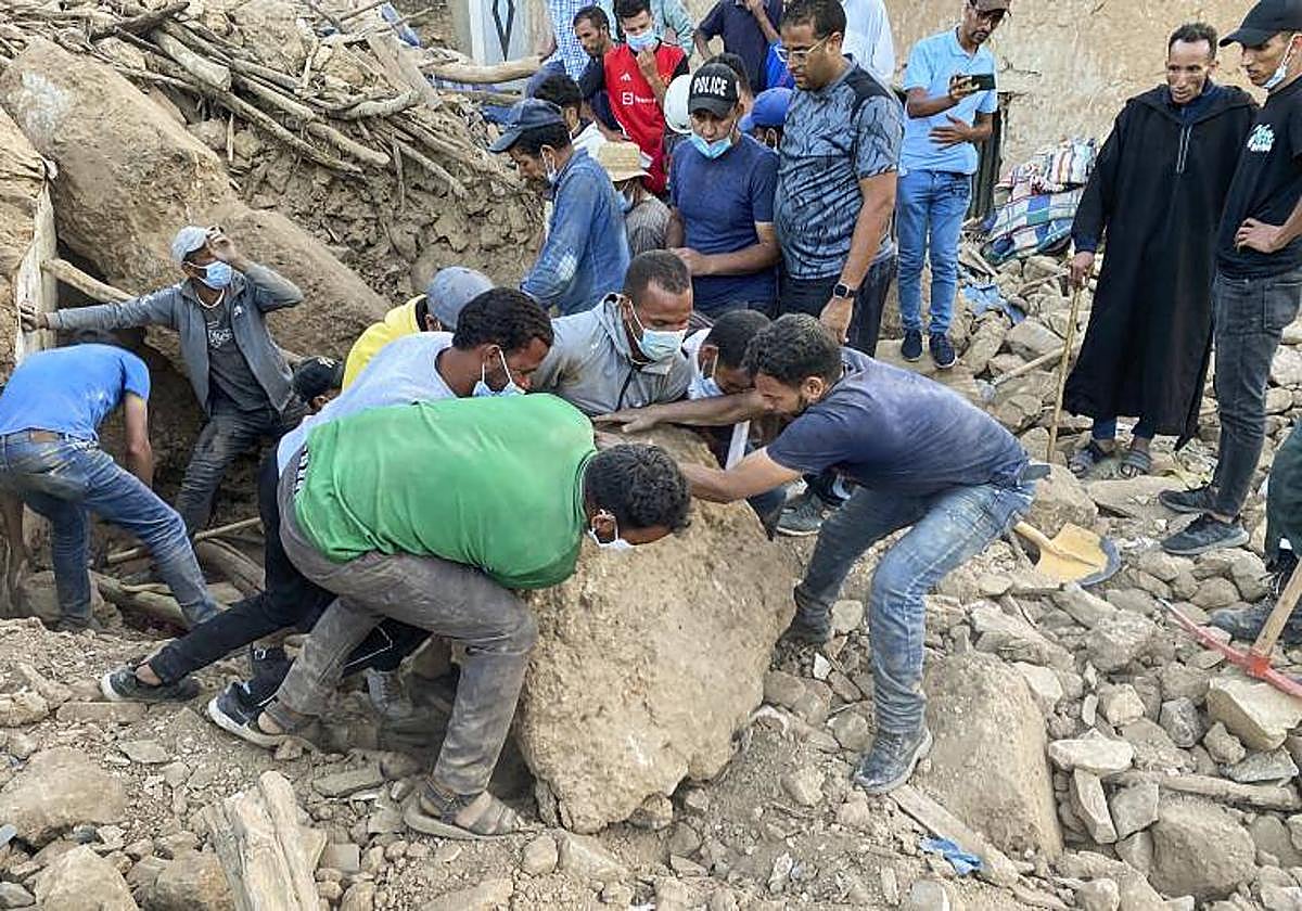 Búsqueda de supervivientes tras el terremoto de Marruecos.