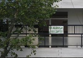 Carteles que anuncian el alquiler de una vivienda.