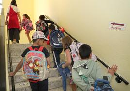 Los escolares suben por las escaleras del colegio de Venta de Baños.