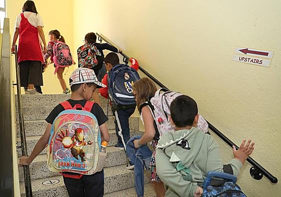 Los escolares suben por las escaleras del colegio de Venta de Baños.
