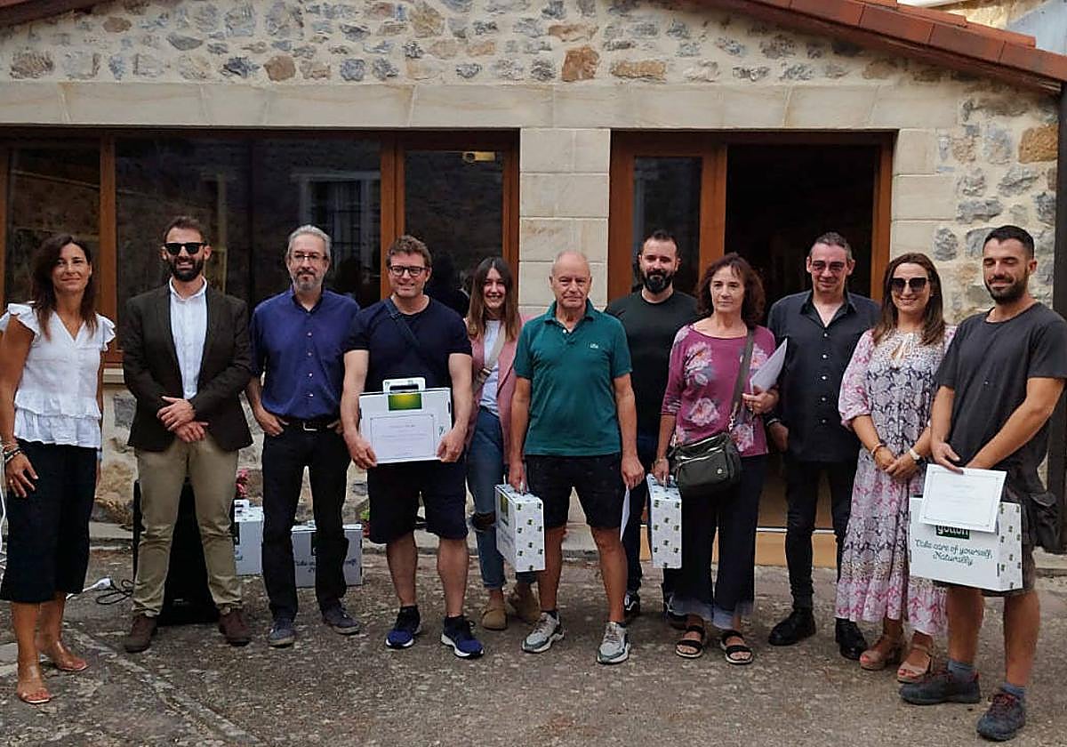 Los artistas galardonados y los miembros del jurado.