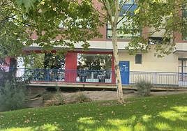 Jardines frente al restaurante desde donde el guardia acechaba a las camareras y se masturbaba.