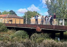 La presidenta de la Diputación, con otros diputados y representantes de la corporación, en el puente de Báscones de Ojeda.