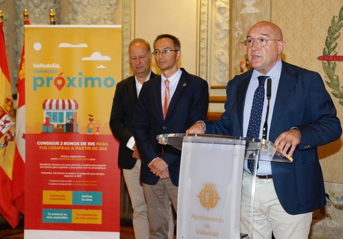 El alcalde, Jesús Julio Carnero, este miércoles durante la presentación de la nueva campaña de bonos del comercio.